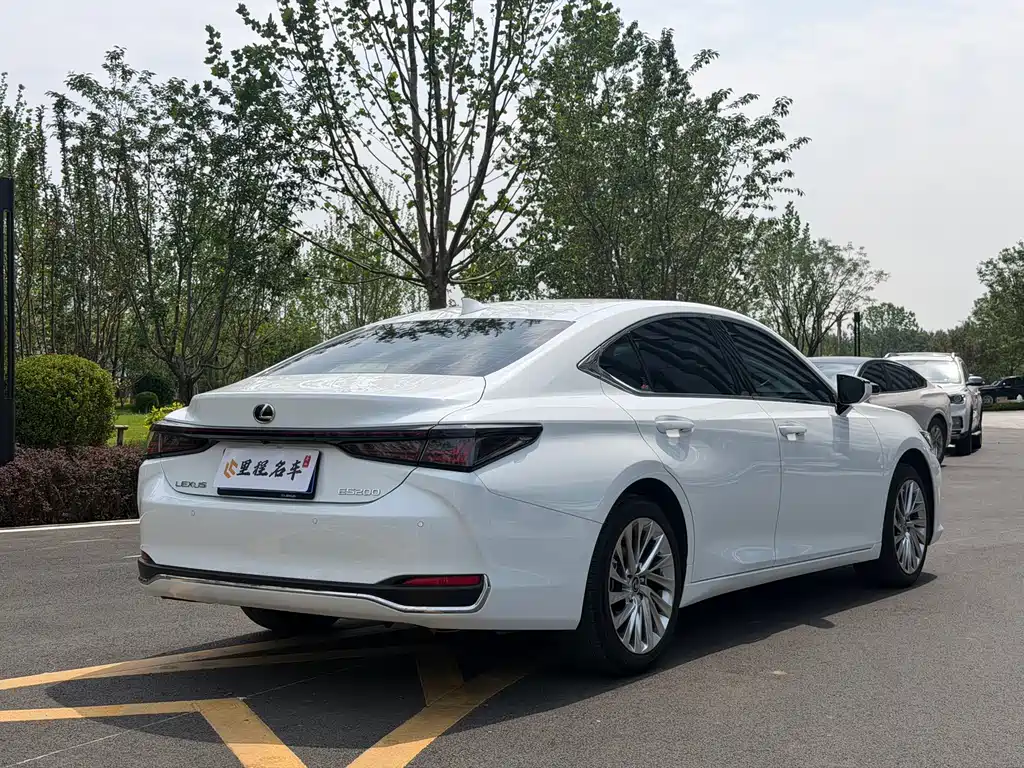 Lexus ES 2026