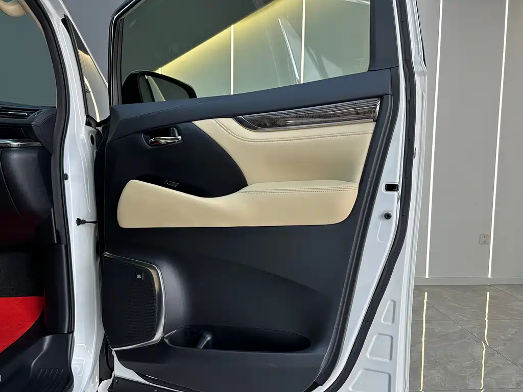 Toyota Alphard 2022 — фото 26