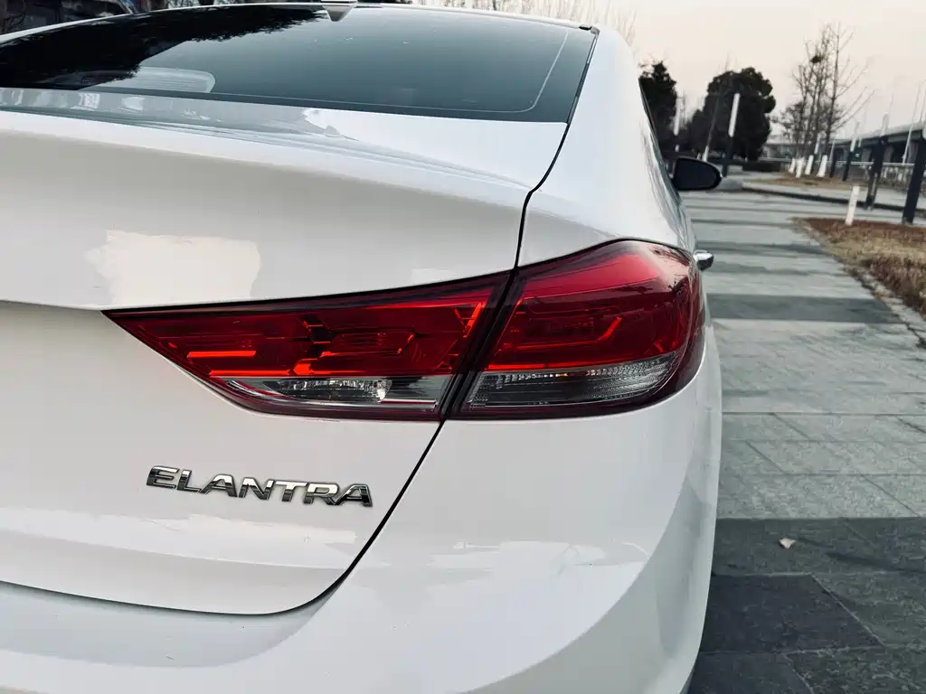 Hyundai Elantra 2020 — фото 11