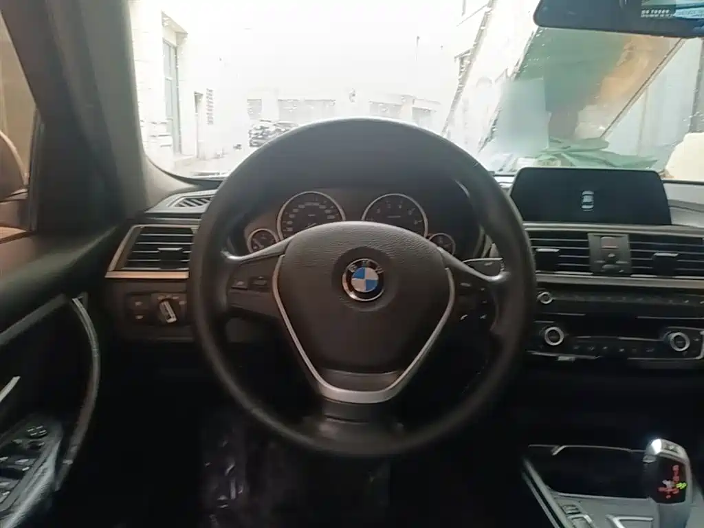 BMW 3 Series 2018 — фото 11