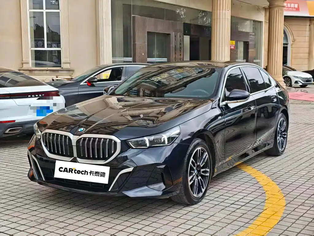 BMW 5 Series 2025 — фото 1