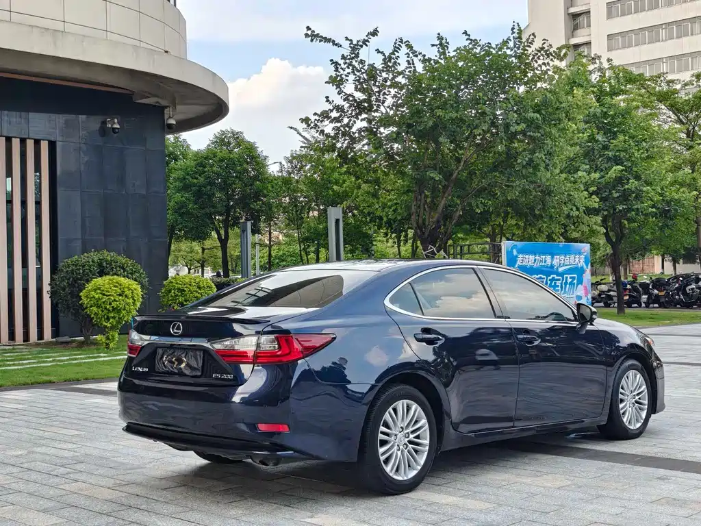 Lexus ES 2017 — фото 15