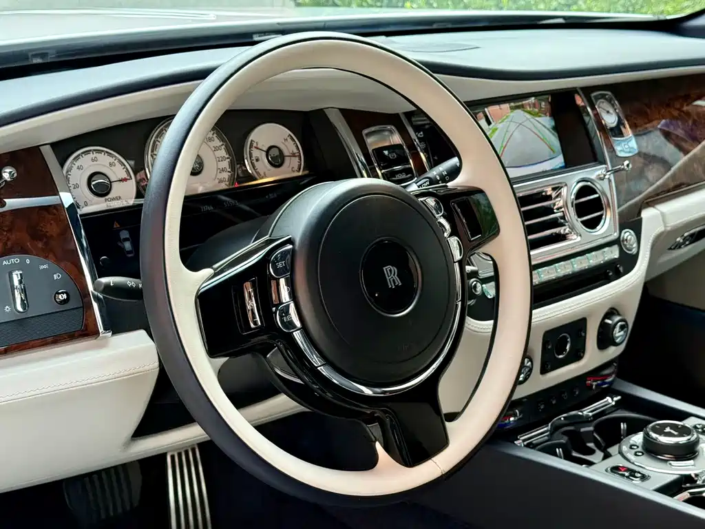 Rolls-Royce Phantom 2018 — фото 12