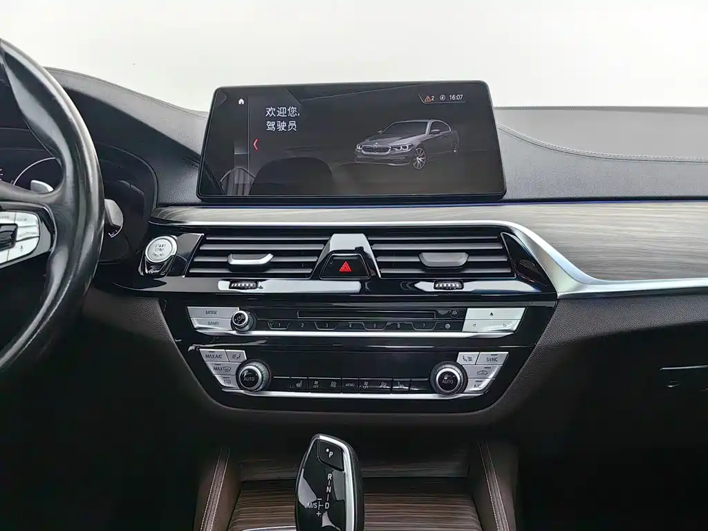 BMW 5 Series 2019 — фото 12