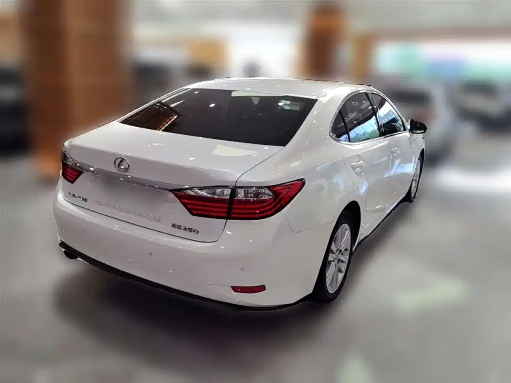 Lexus ES 2014 — фото 12