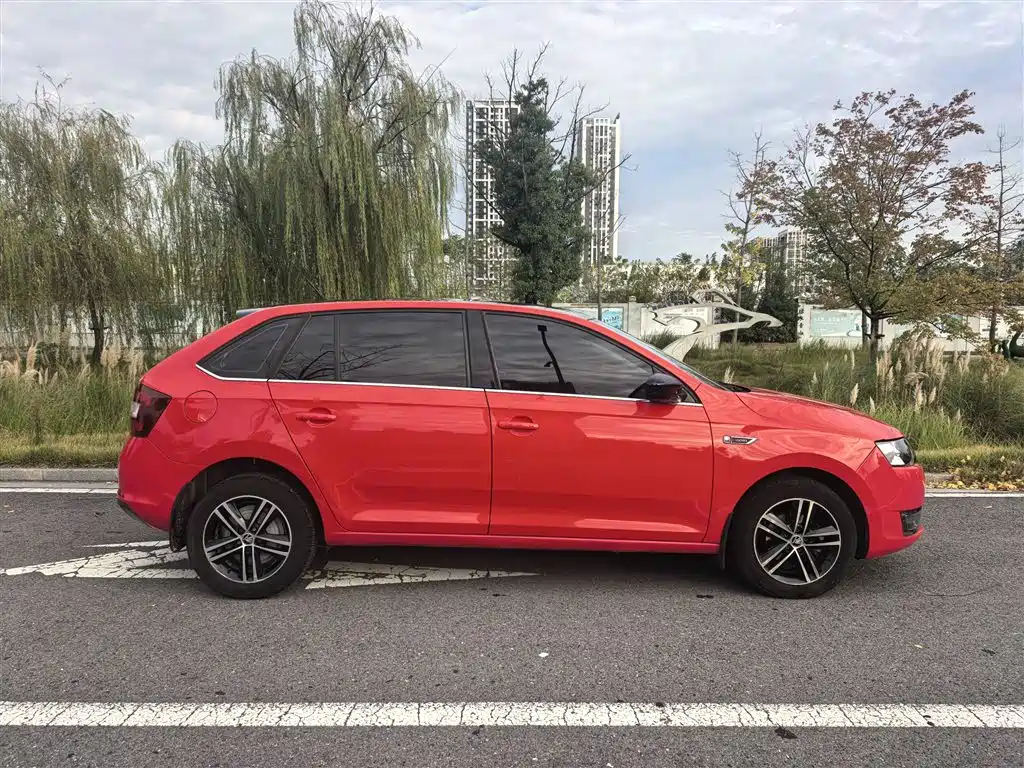 Skoda Rapid Spaceback 2016 — фото 12