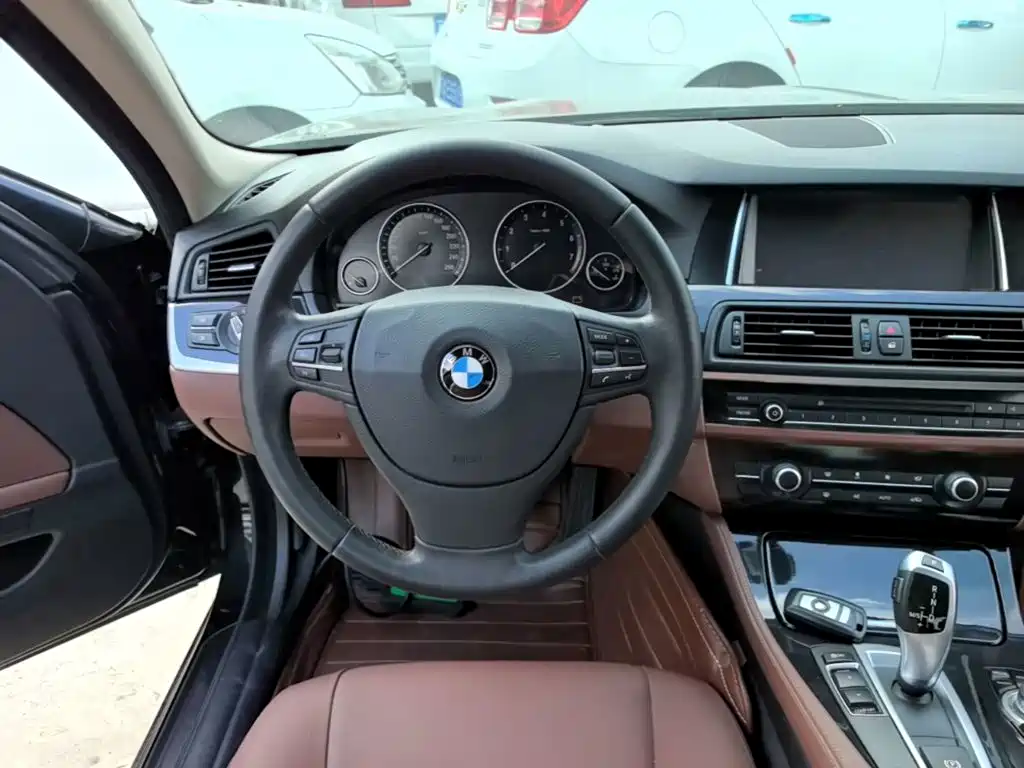 BMW 5 Series 2014 — фото 11