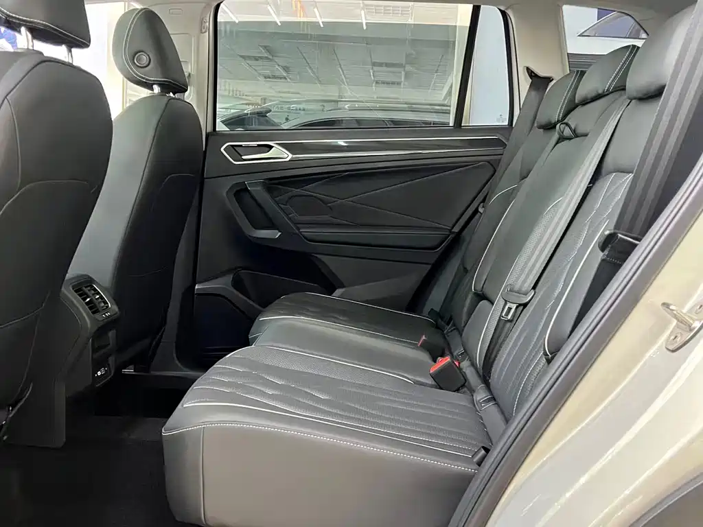 Volkswagen Tiguan L 2023 — фото 12