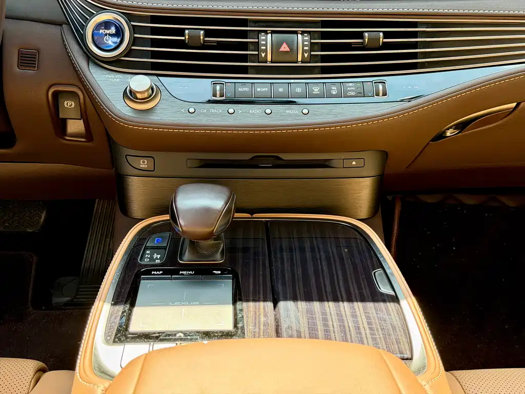 Lexus LS 2020 — фото 19