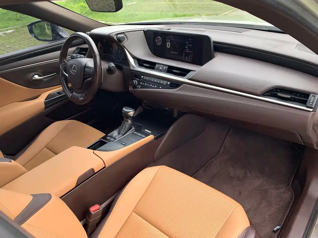 Lexus ES 2019 — фото 13