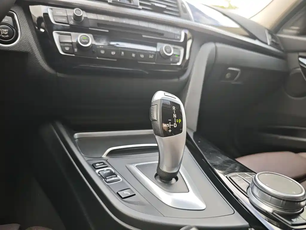 BMW 3 Series 2019 — фото 13