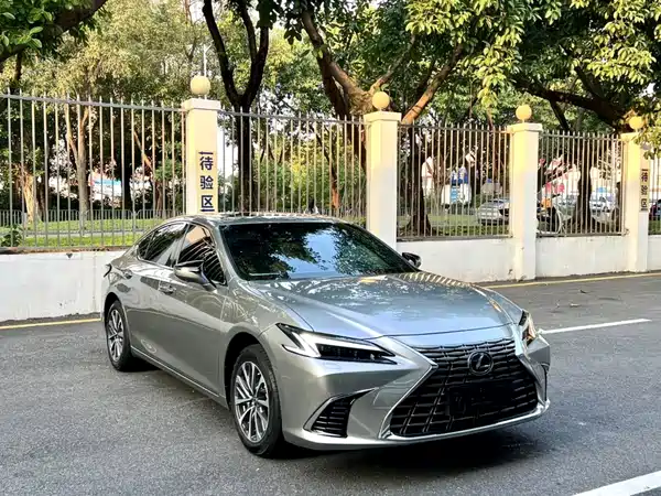 Lexus ES 2025