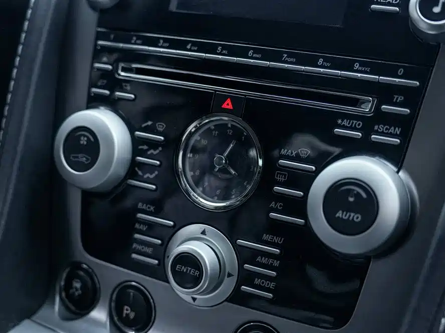 Aston Martin V8 Vantage 2011 — фото 14