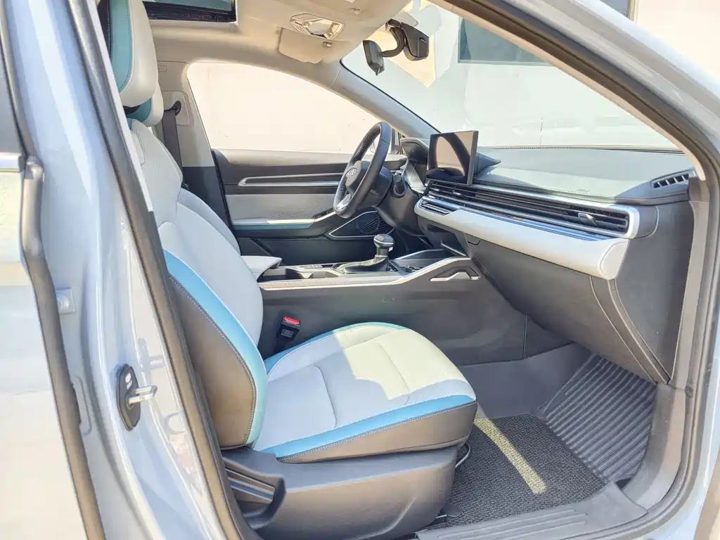 Geely Emgrand 2024