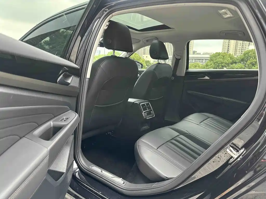 Volkswagen Passat Plug-In Hybrid 2020 — фото 11