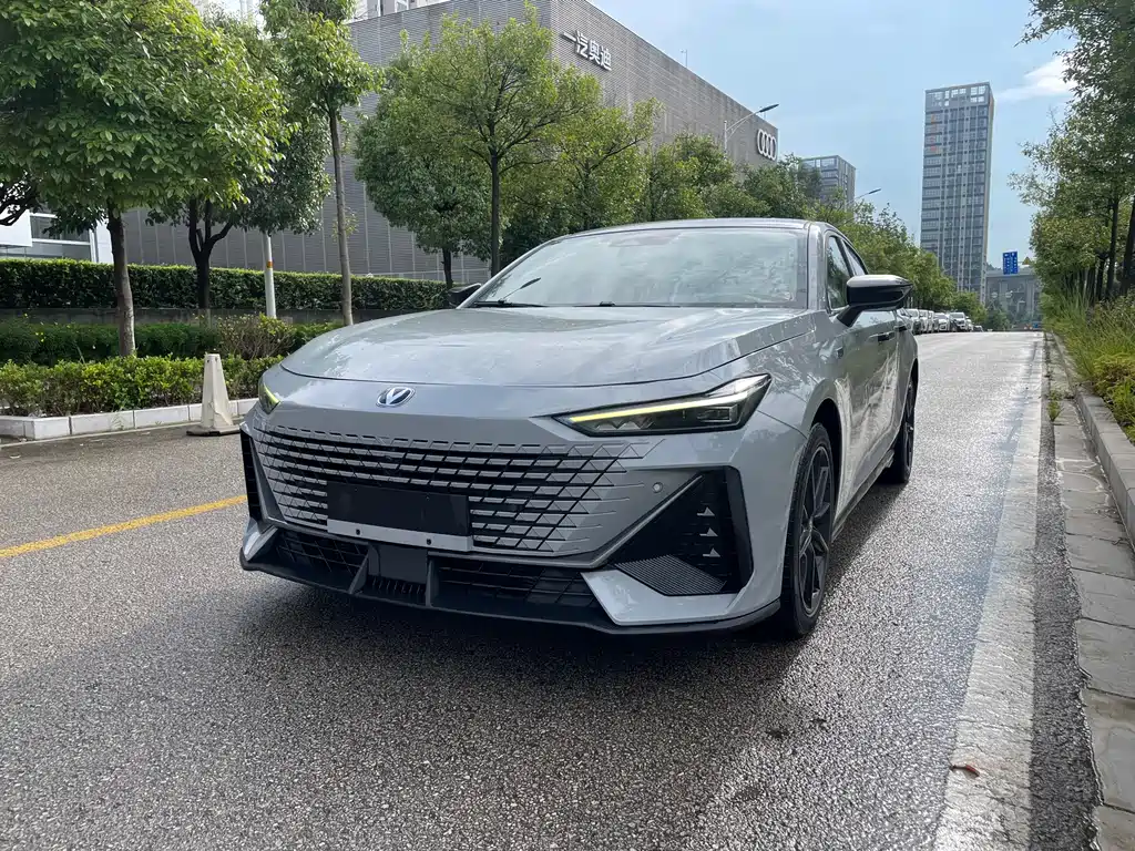 Changan UNI-V Smart Electric Idd 2023 — фото 1