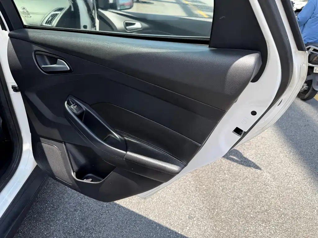 Ford Focus 2015 — фото 18