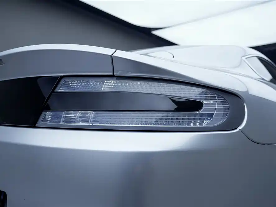 Aston Martin V8 Vantage 2011 — фото 9