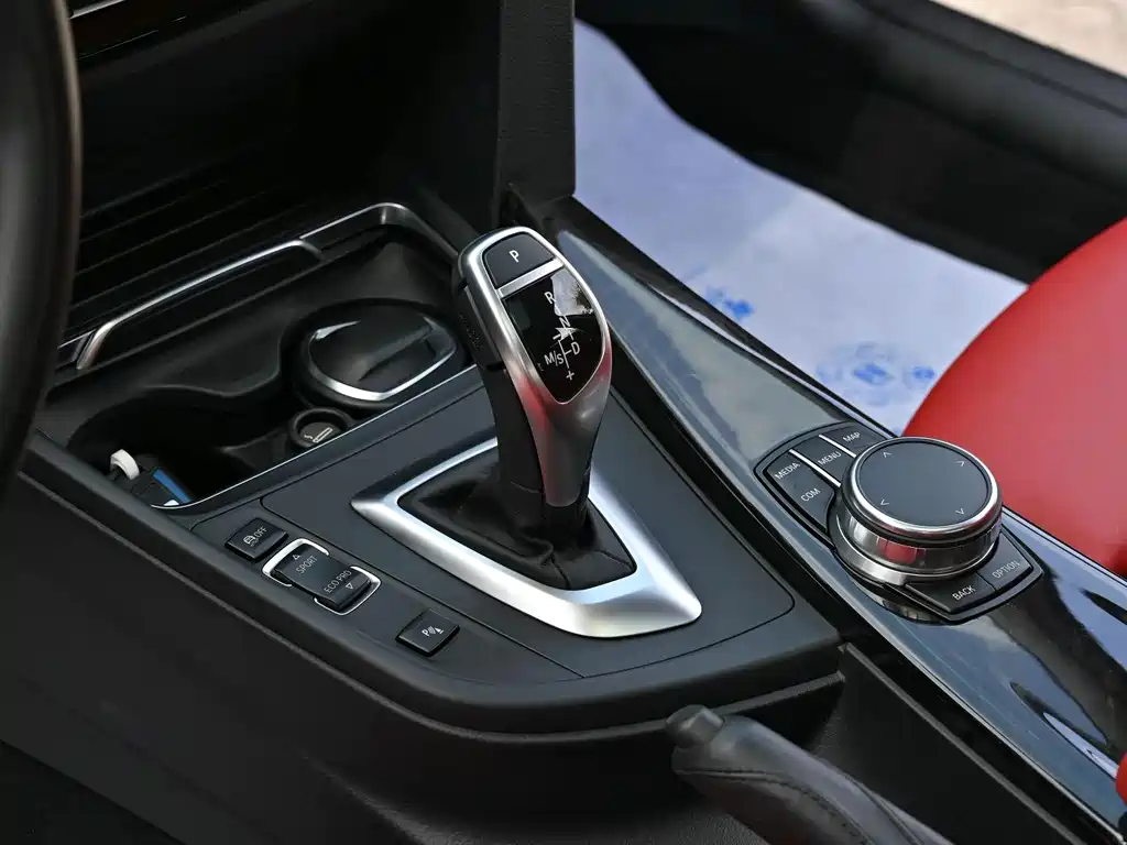 BMW 3 Series 2017 — фото 11
