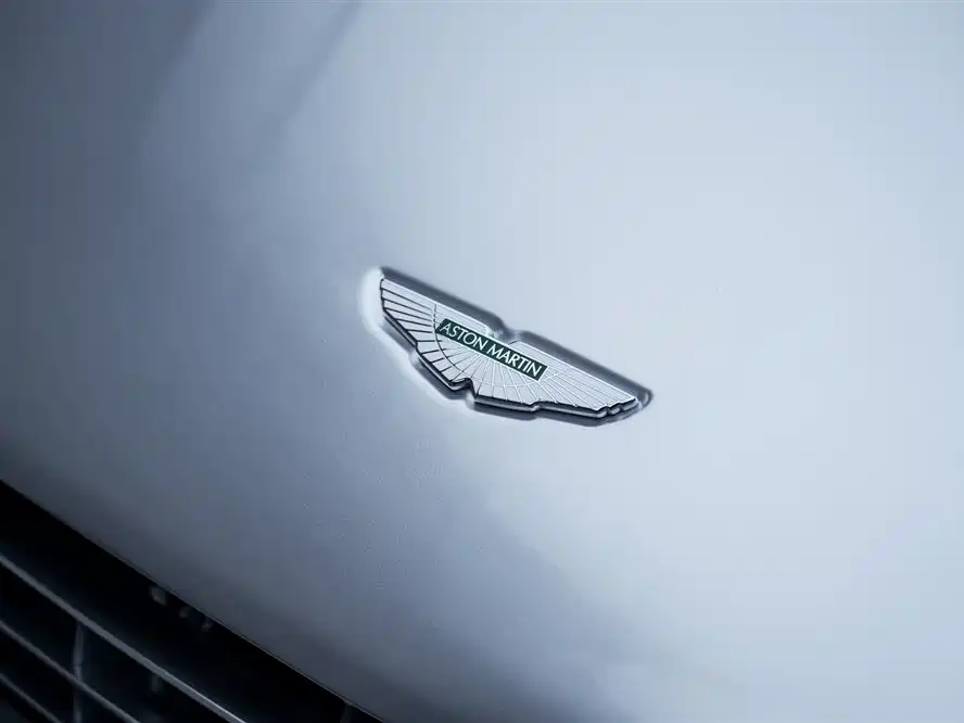 Aston Martin V8 Vantage 2011 — фото 6
