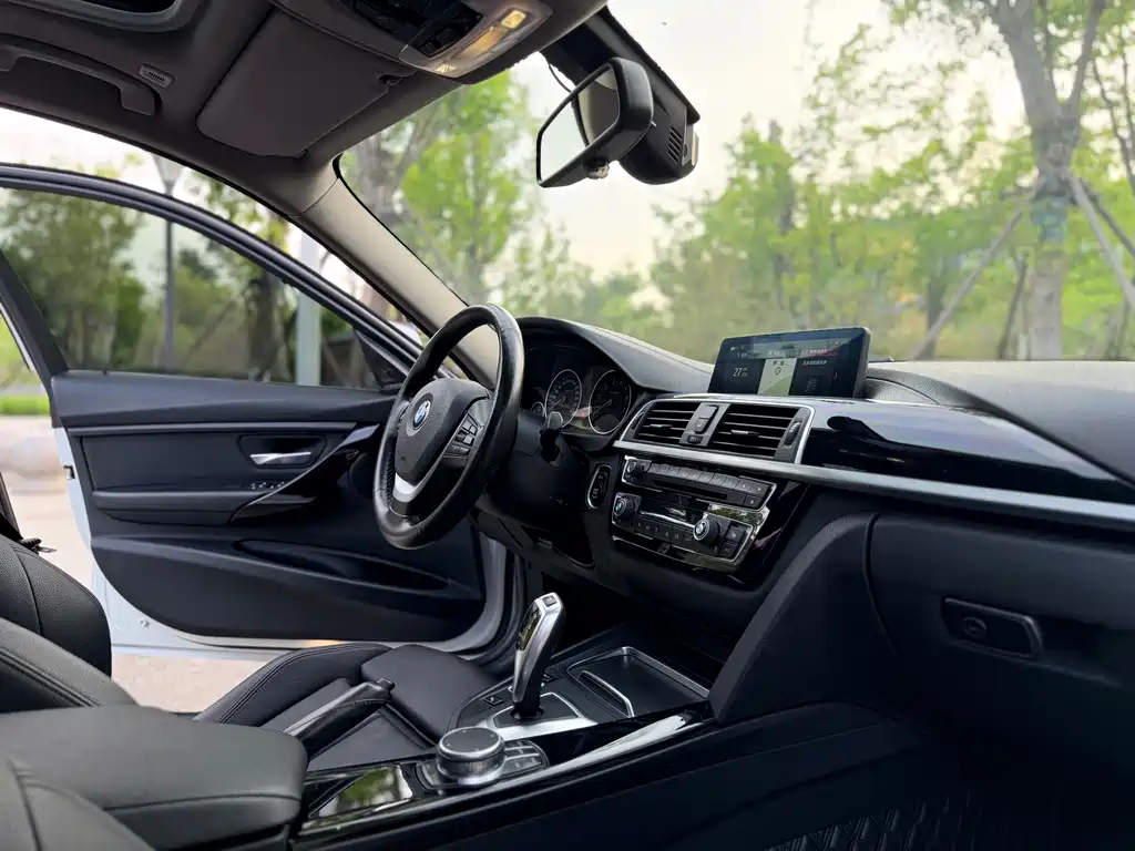 BMW 3 Series 2019 — фото 10