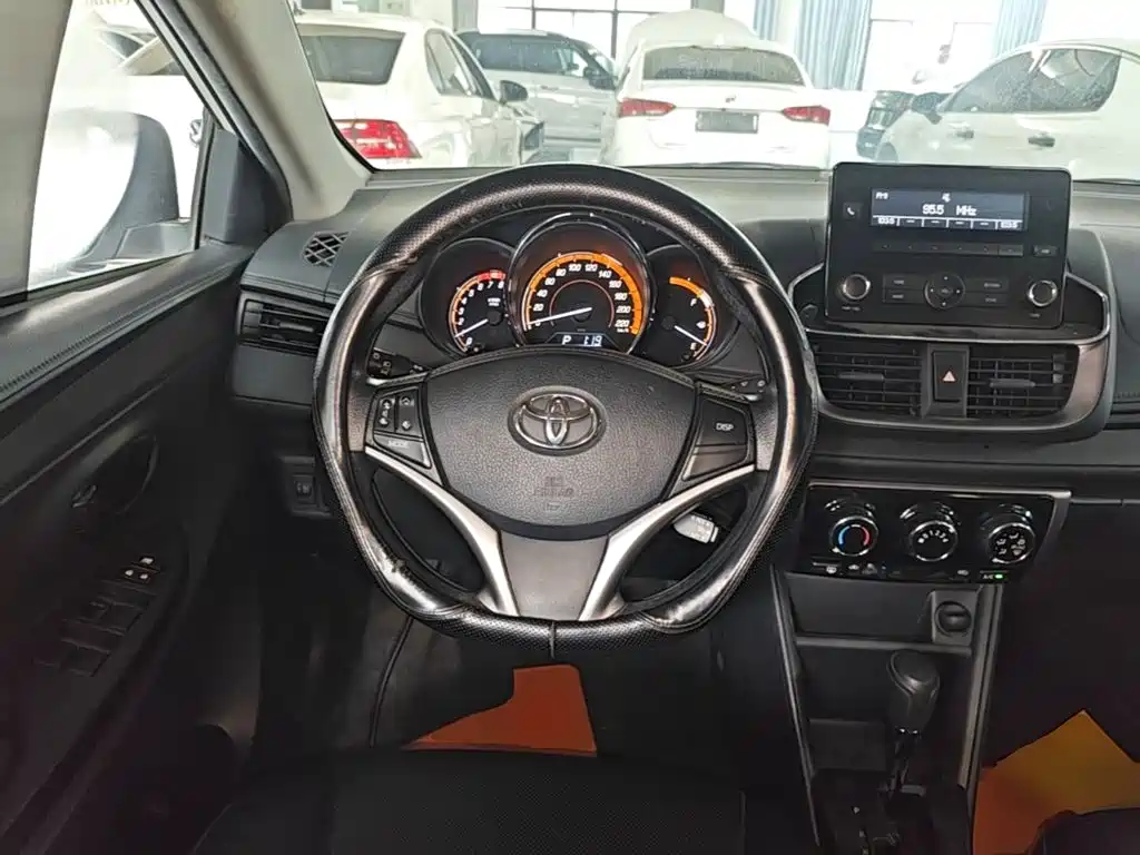 Toyota Yaris L 2023 — фото 11