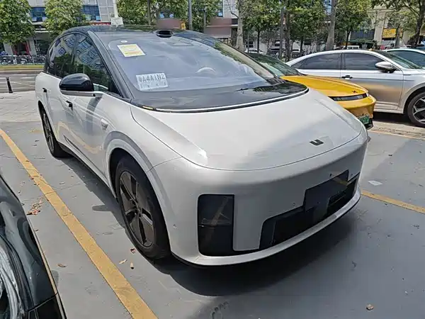 Li Auto i8 2025