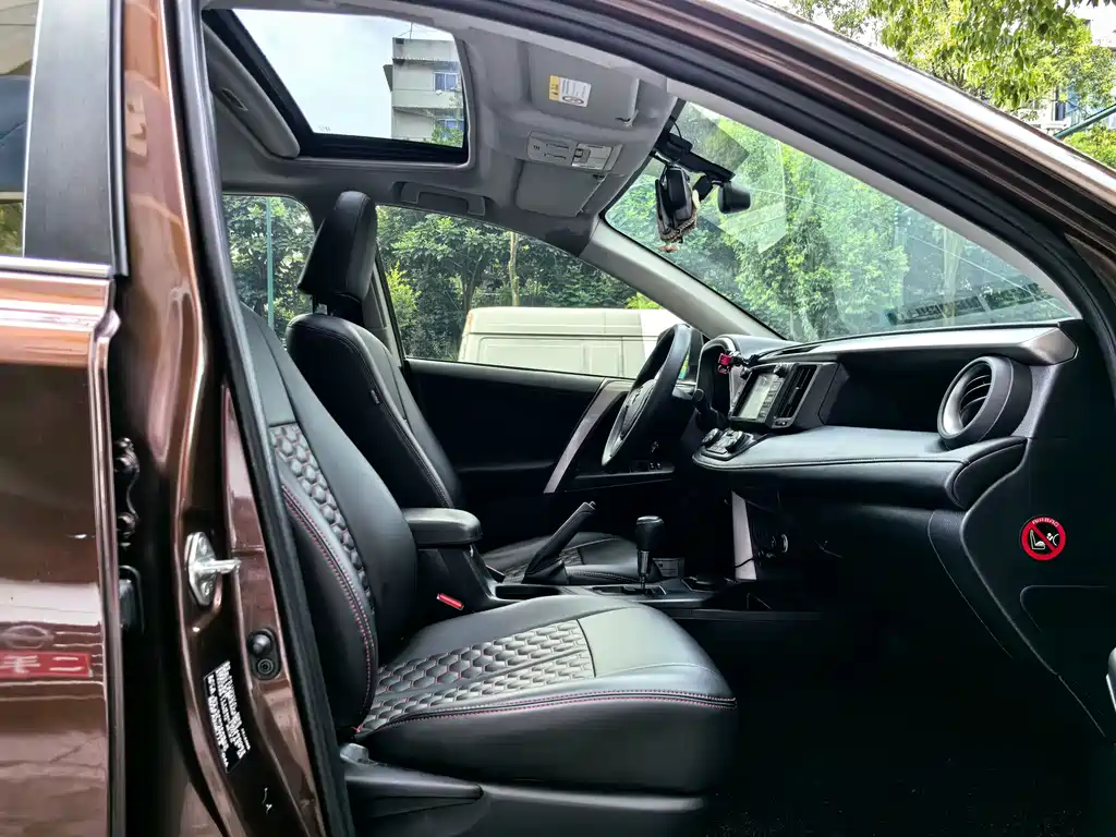 Toyota RAV4 2019 — фото 17