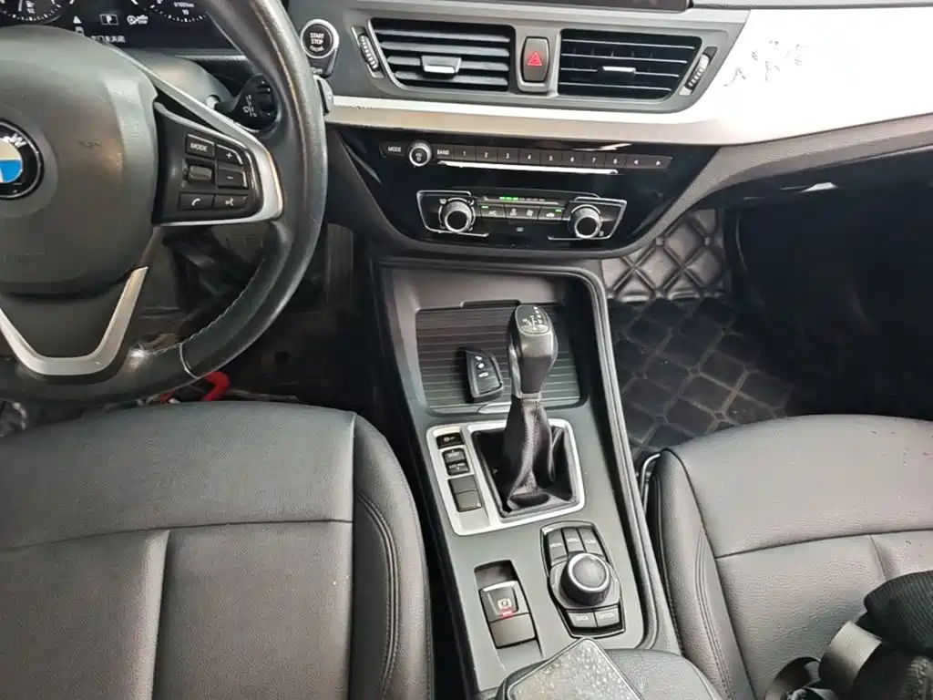BMW 1 Series 2018 — фото 10