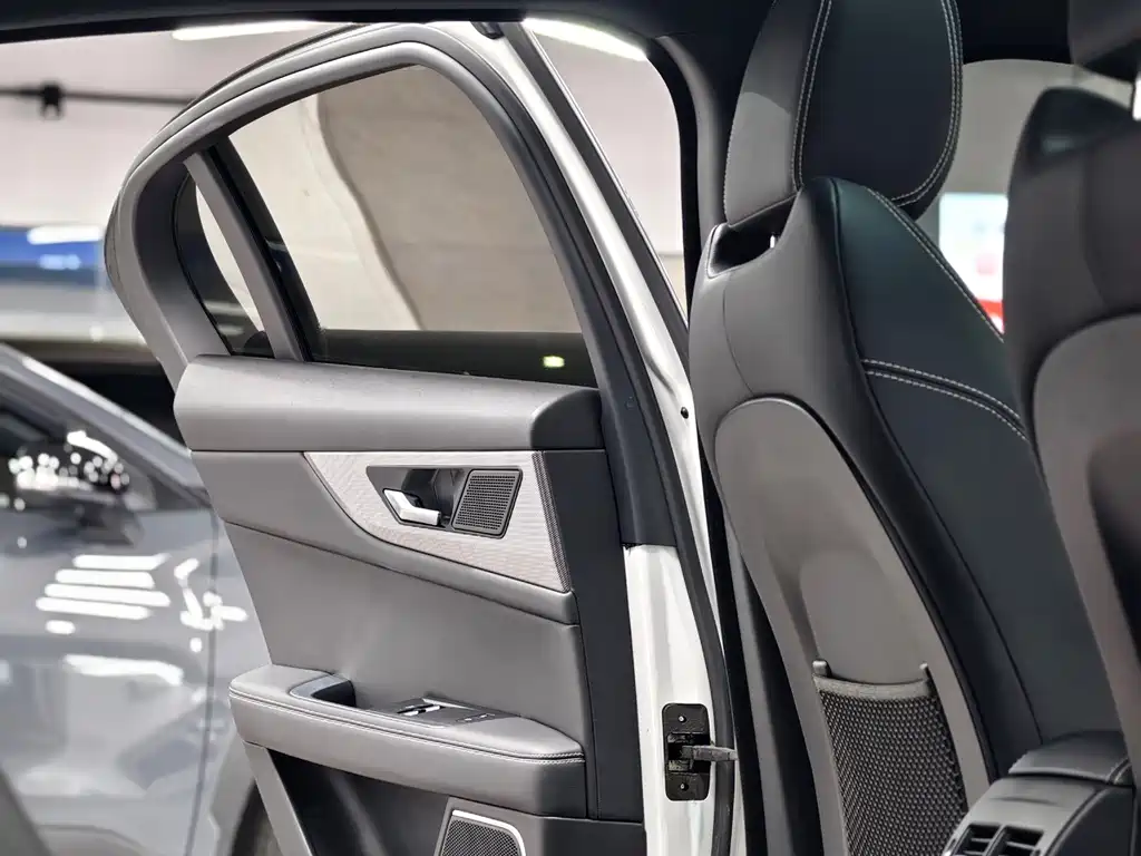 Jaguar XEL 2020 — фото 10