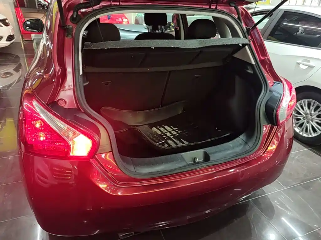 Nissan Tiida 2015 — фото 19