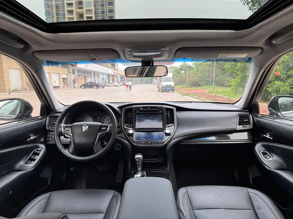 Toyota Crown 2017 — фото 16