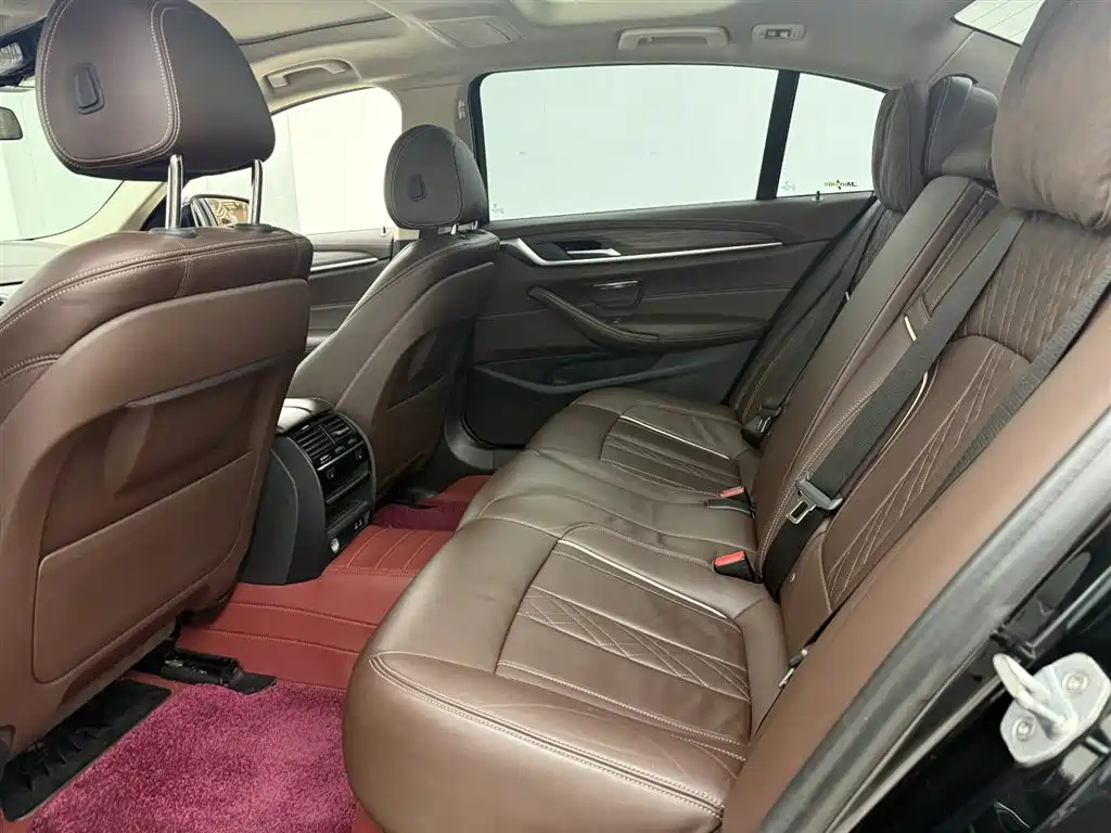 BMW 5 Series 2019 — фото 10
