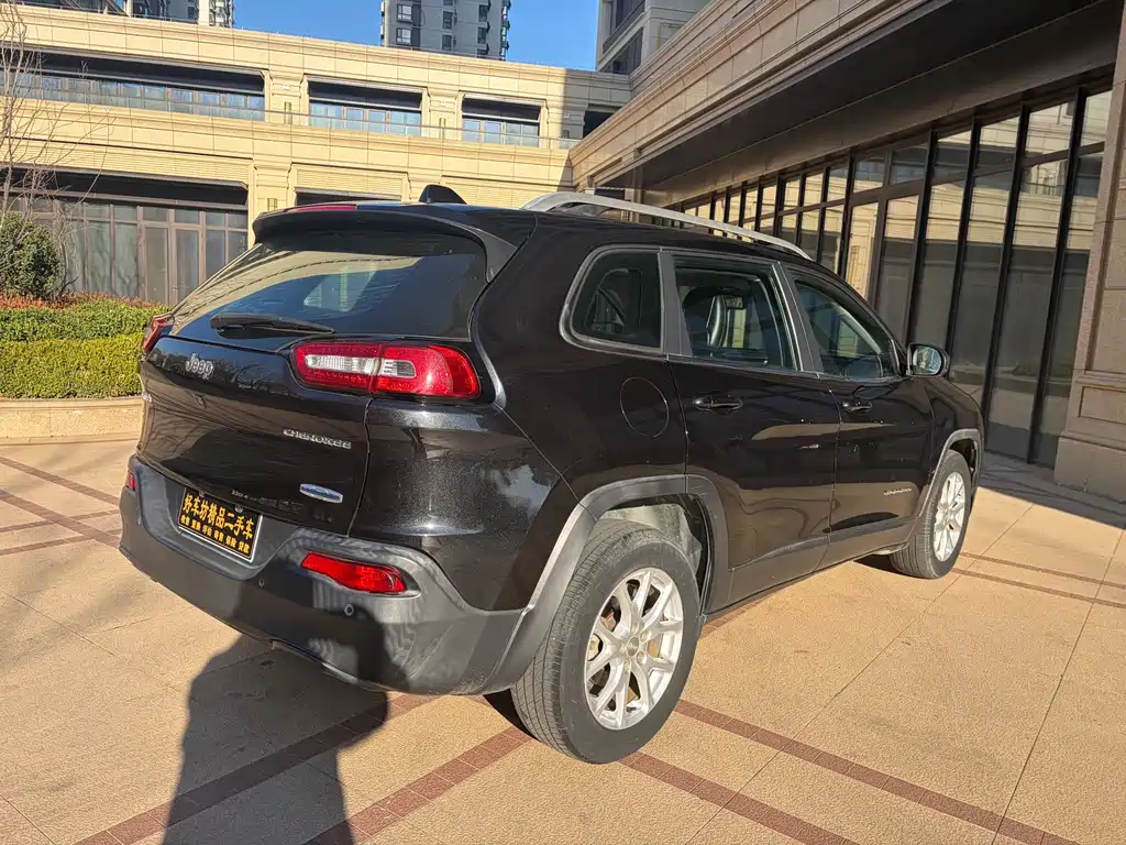 Jeep Cherokee 2016 — фото 10