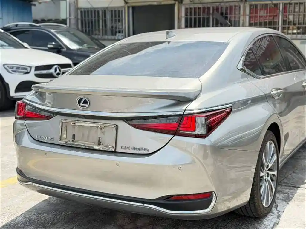 Lexus ES 2021