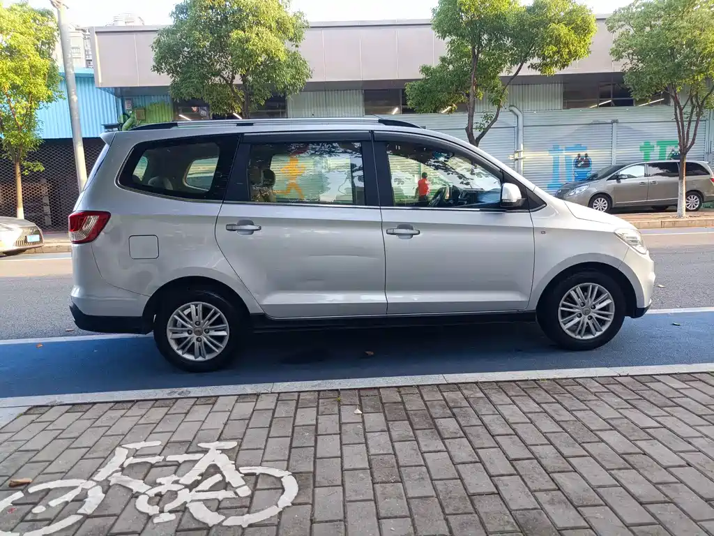 Wuling Hongguang 2015