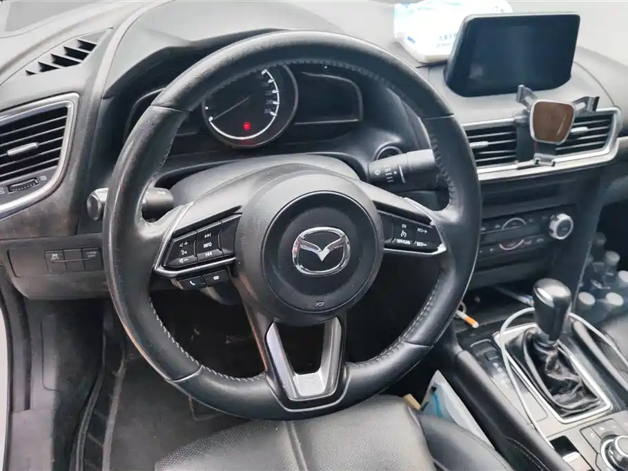 Mazda 3 Axela 2018 — фото 15