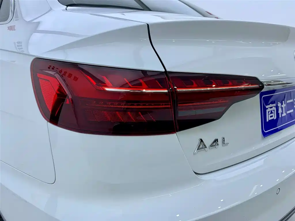 Audi A4L 2023 — фото 7