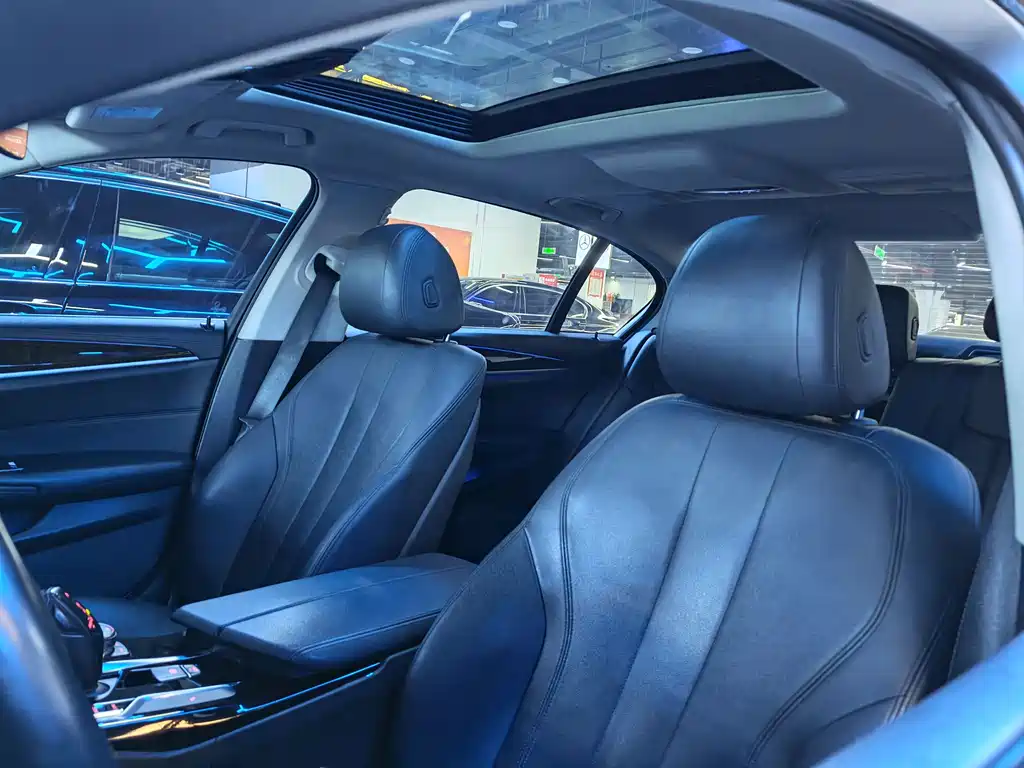 BMW 5 Series 2018 — фото 14