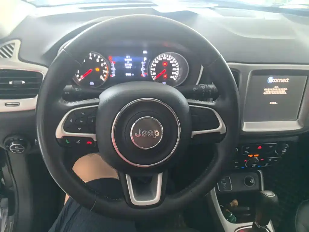 Jeep Compass 2018 — фото 11