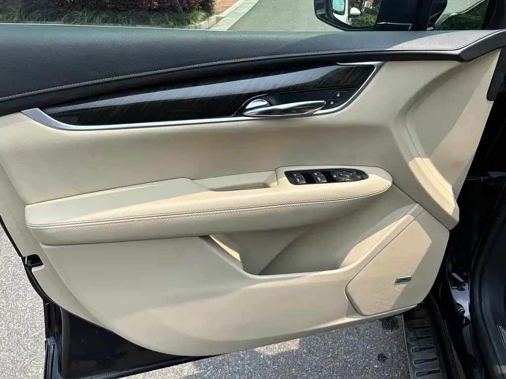 Cadillac XT5 2017 — фото 16