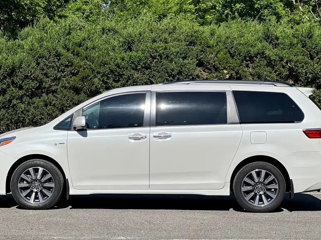 Toyota Sienna 2019 — фото 7