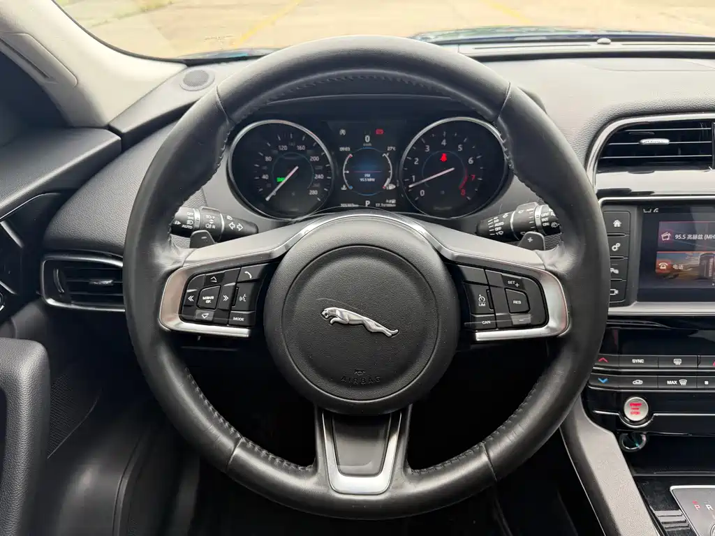 Jaguar F-PACE 2018 — фото 17