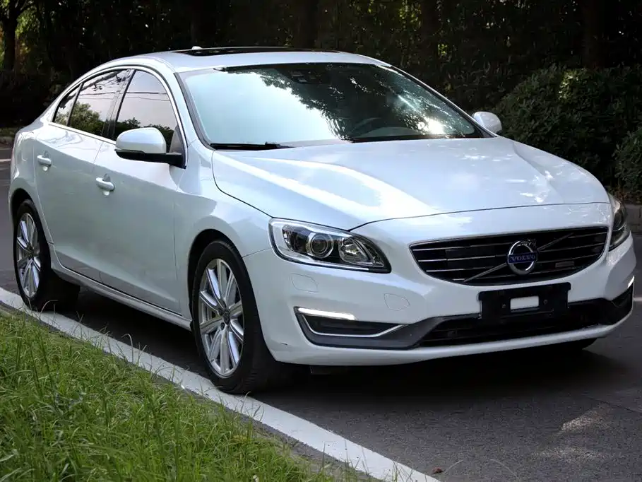 Volvo S60 Plug-In Hybrid 2015 — фото 3