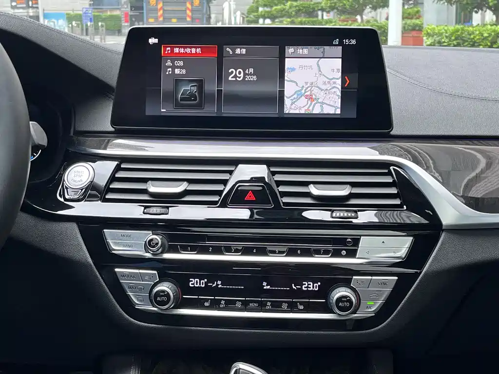 BMW 5 Series 2019 — фото 19