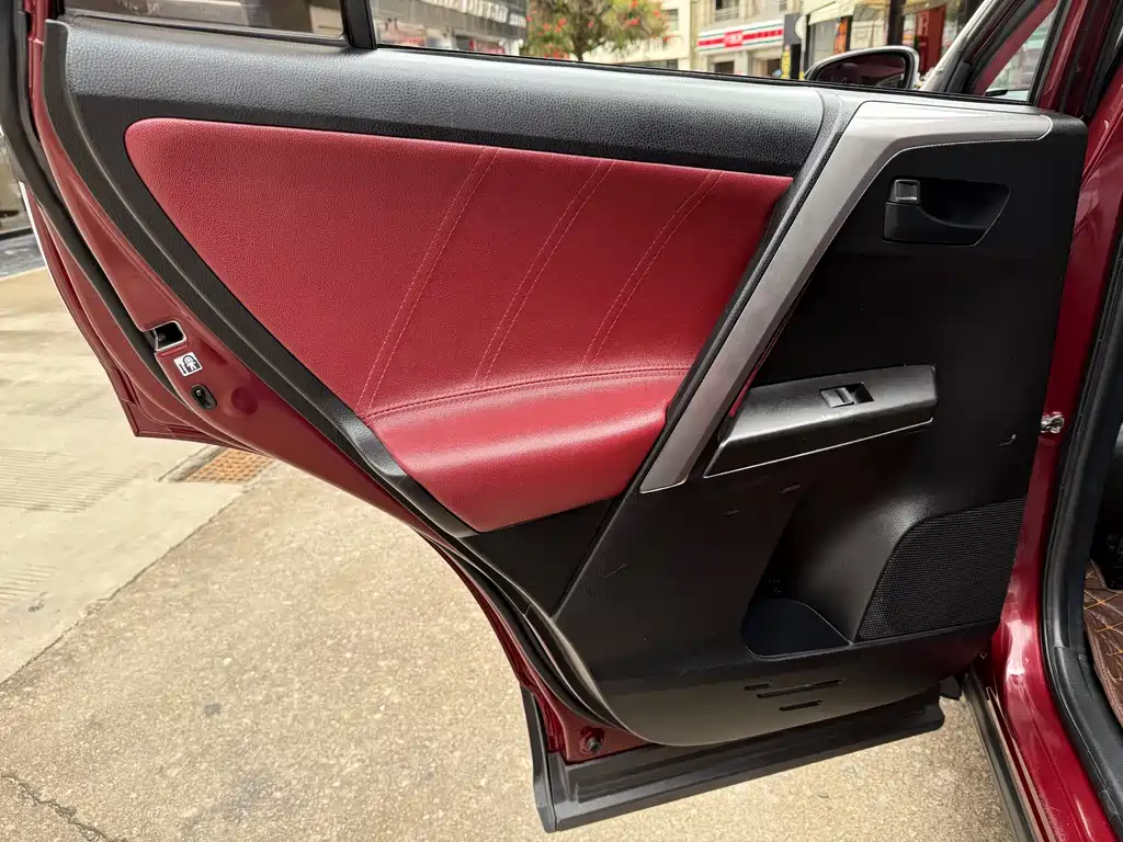 Toyota RAV4 2019 — фото 17