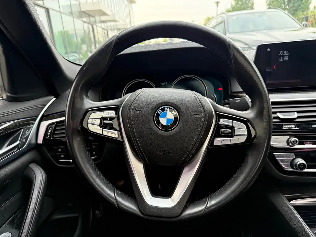 BMW 5 Series 2018 — фото 13