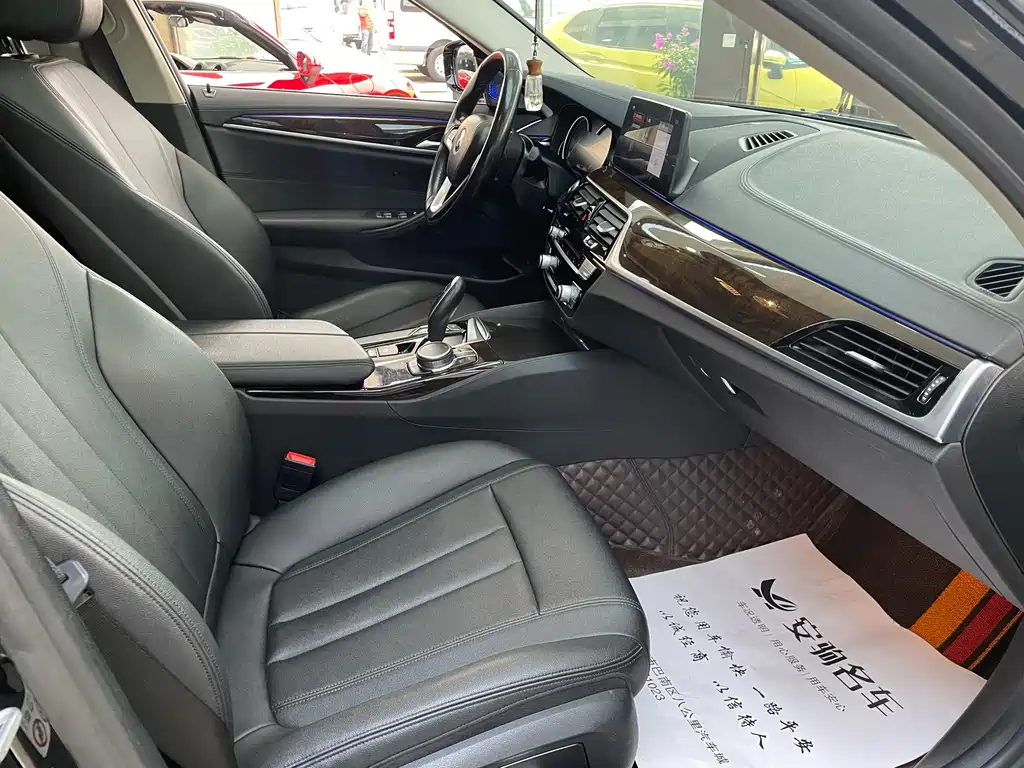 BMW 5 Series 2018 — фото 9