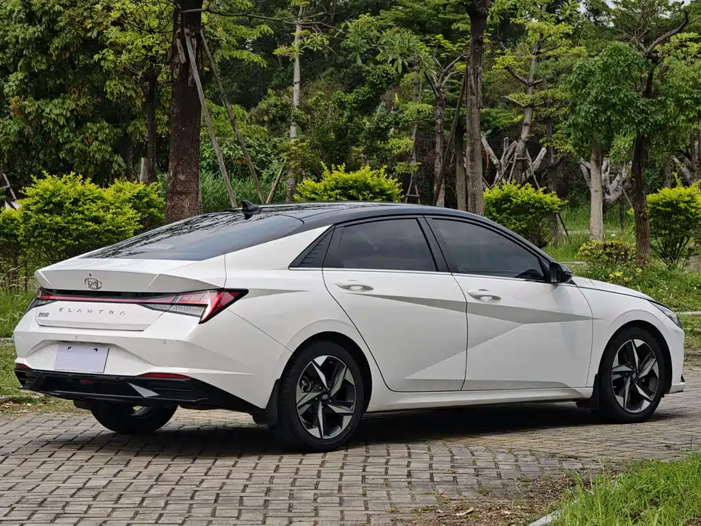 Hyundai Elantra 2022 — фото 19