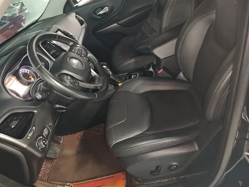Jeep Cherokee 2019 — фото 15